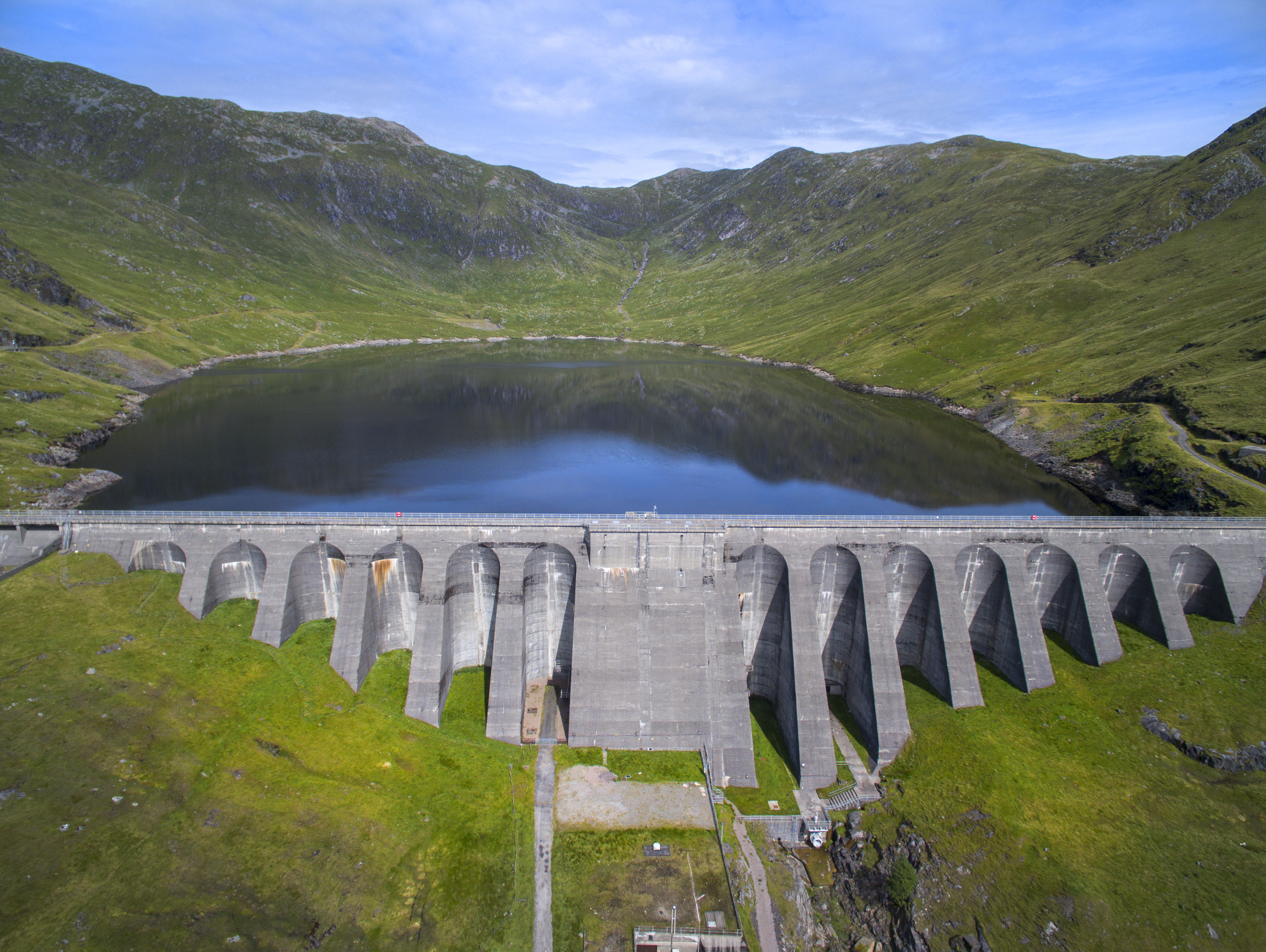 Поперечная дамба 4 буквы. Гидроэлектростанции Норвегии. Сатка ГЭС. ГЭС Ирландии. Водопадные электростанции.